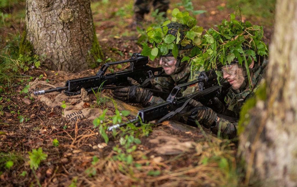 IHK-Präsident und Ex-«Zivi» Henner Pasch will im Ernstfall helfen und hat sich nachträglich zur Bundeswehr gemeldet - Foto: Christoph Schmidt/dpa