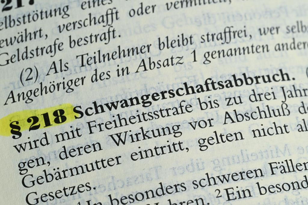 Schwangerschaftsabbrüche in den ersten zwölf Wochen sollten nach dem Willen der Ärzte außerhalb des Strafgesetzbuchs geregelt werden, die Beratungspflicht für ungewollt Schwangere soll aber bleiben. - Foto: Bernd Weißbrod/dpa