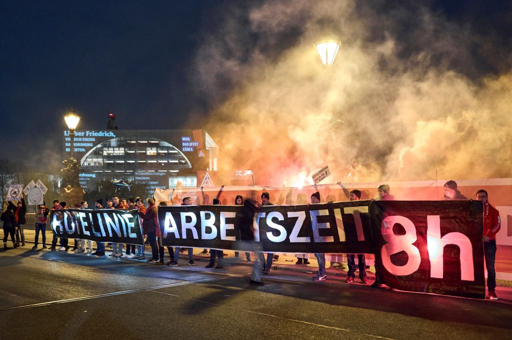 Die Gewerkschaften lehnen die Abkehr vom Acht-Stunden-Tag ab - eine Studie fasst die Gegenargumente zusammen. (Archivbild) - Foto: Michael Ukas/dpa