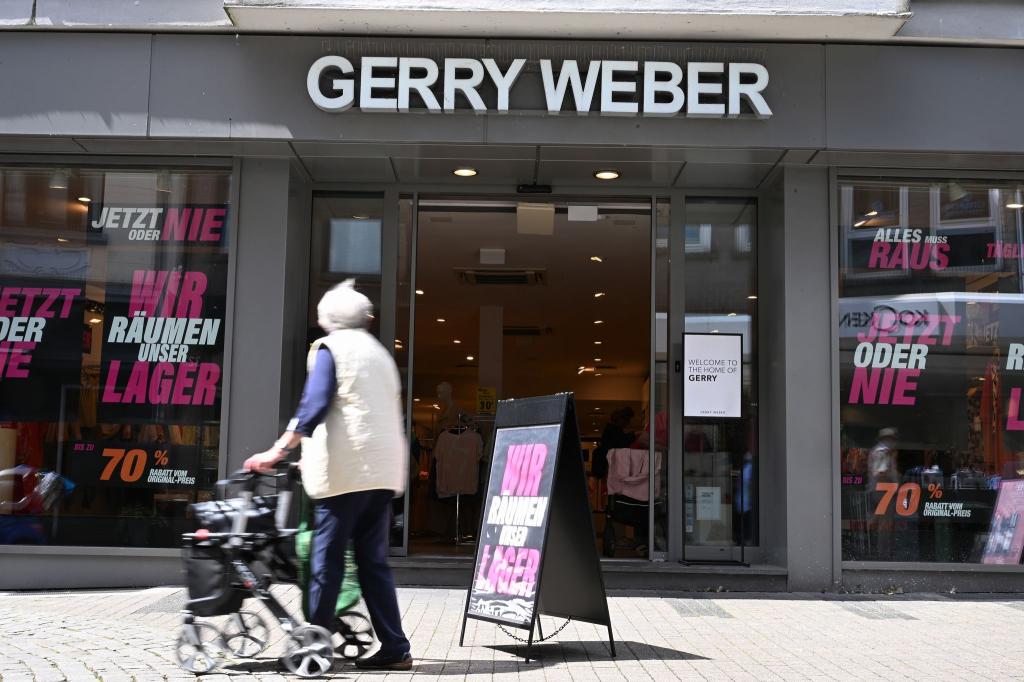 Der Abverkauf läuft auf Hochtouren in den verbliebenen Gerry-Weber-Shops in Deutschland. - Foto: Wolf von Dewitz/dpa
