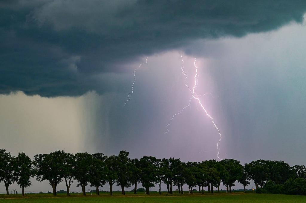 Der Sommer 2025 beginnt vielerorts mit Unwettern. - Foto: Patrick Pleul/dpa