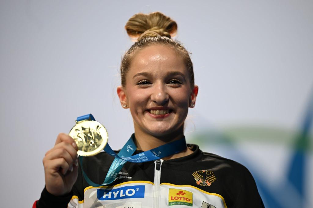 Strahlende Siegerin: Karina Schönmaier aus Deutschland wird in Leipzig Europameisterin im Sprung. - Foto: Marijan Murat/dpa