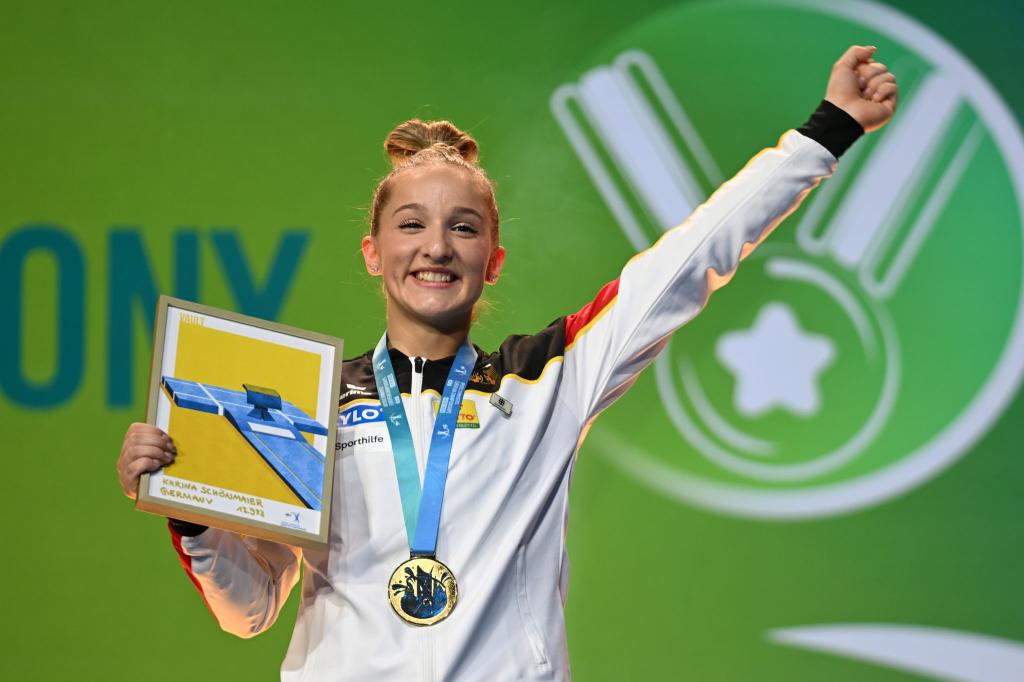Karina Schönmaier jubelt über ihre Goldmedaille. - Foto: Marijan Murat/dpa