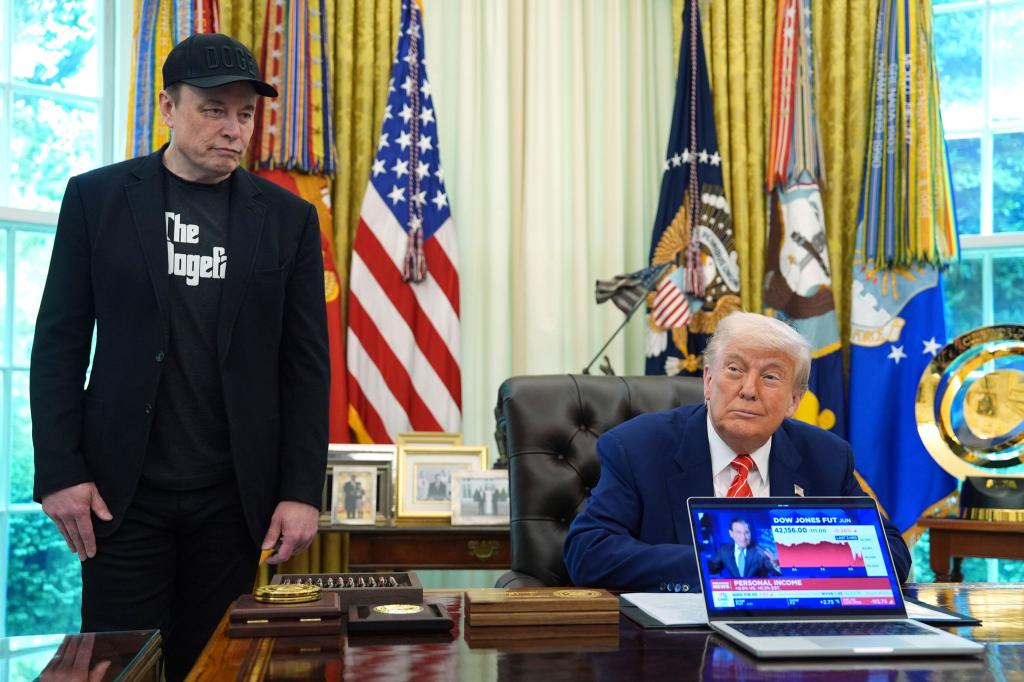 US-Präsident Donald Trump verabschiedet Tech-Milliardär Elon Musk, der für die Regierung die Kostensenkungsinitiative Doge führte. - Foto: Evan Vucci/AP/dpa