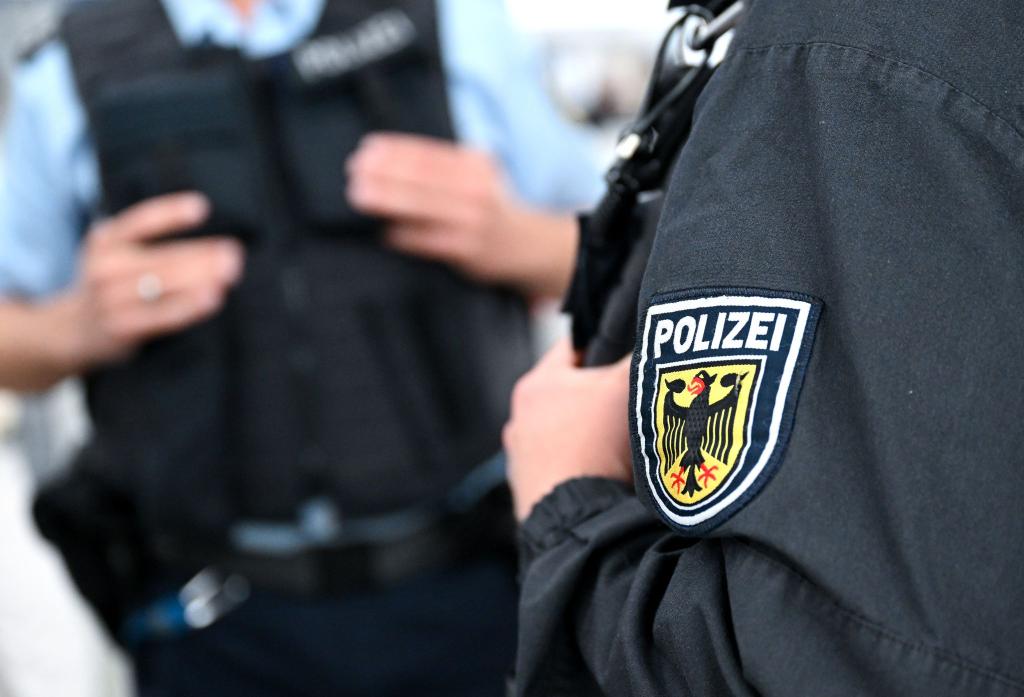 Immer häufiger gehen Straftaten gegen Bundespolizisten in die Statistik ein. (Symbolbild) - Foto: Sven Hoppe/dpa