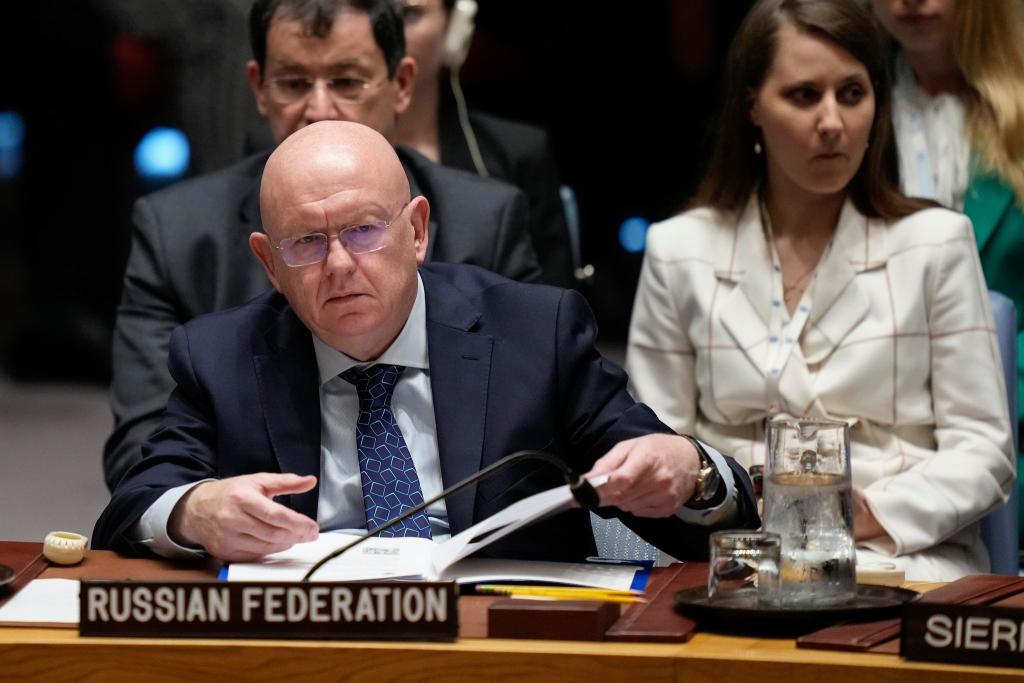 Der russische UN-Botschafter Wassili Nebensja erklärt bei einer Sitzung des Sicherheitsrates der Vereinten Nationen Moskaus Bereitschaft zu einer möglichen Waffenruhe. (Archivbild) - Foto: Seth Wenig/AP