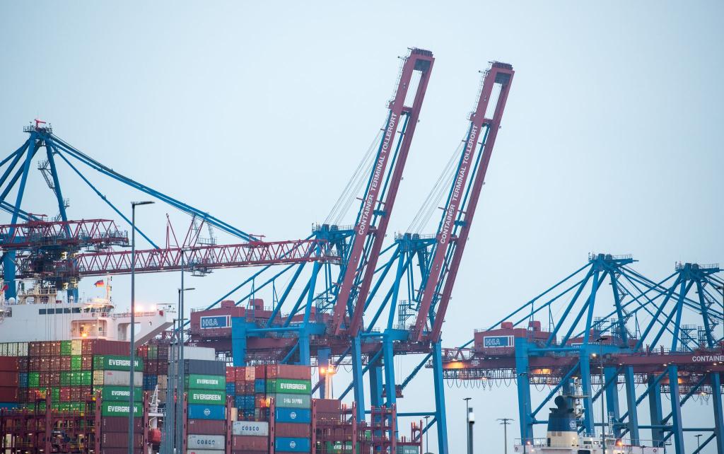 Hamburger Hafen: Der Standort Deutschland steht in der Kritik. (Archivbild) - Foto: Daniel Bockwoldt/dpa