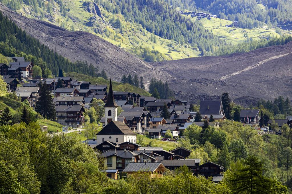 Bergstürze - wie jetzt in der Schweiz - aber auch Felsstürze und Steinschlag nehmen durch den Klimawandel zu. - Foto: Jean-Christophe Bott/KEYSTONE/dpa