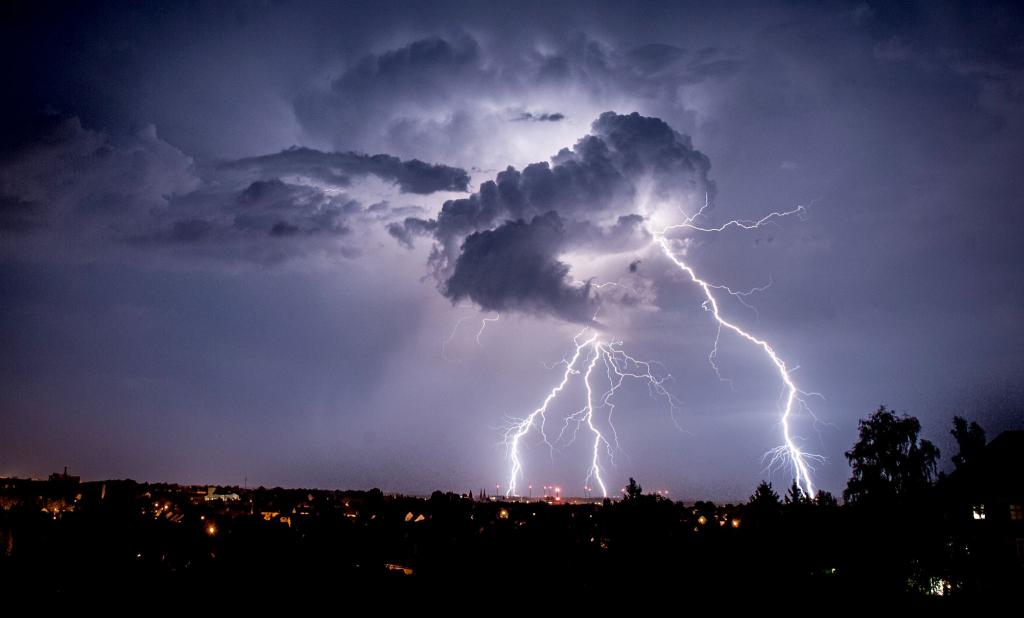 Bei hoher Spannung entlädt sich die Energie in Form eines Blitzes - wie hier bei Görlitz. (Archivbild) - Foto: Florian Gaertner/dpa-Zentralbild/dpa-tmn