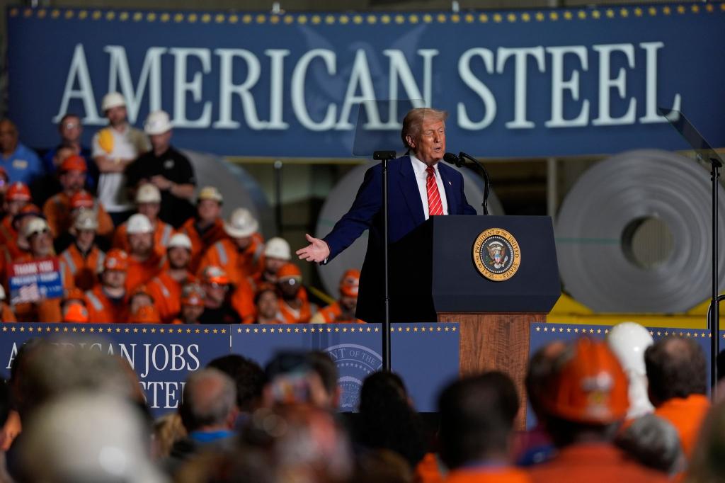 US-Präsident Trump will mit einer neuen Zollerhöhung die US-Stahlindustrie stärken. Die EU reagiert verärgert. - Foto: Julia Demaree Nikhinson/AP/dpa