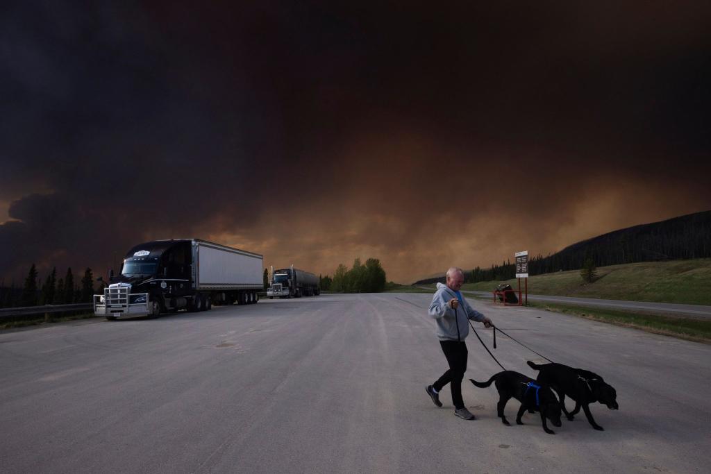 Der Himmel schwarz: So viele Waldbrände hat Kanada selten gleichzeitig erlebt. Gefährliche Waldbrände verdunkeln mittlerweile auch in Kanadas westlichster Provinz British Columbia den Horizont. - Foto: Nasuna Stuart-Ulin/The Canadian Press via AP/dpa