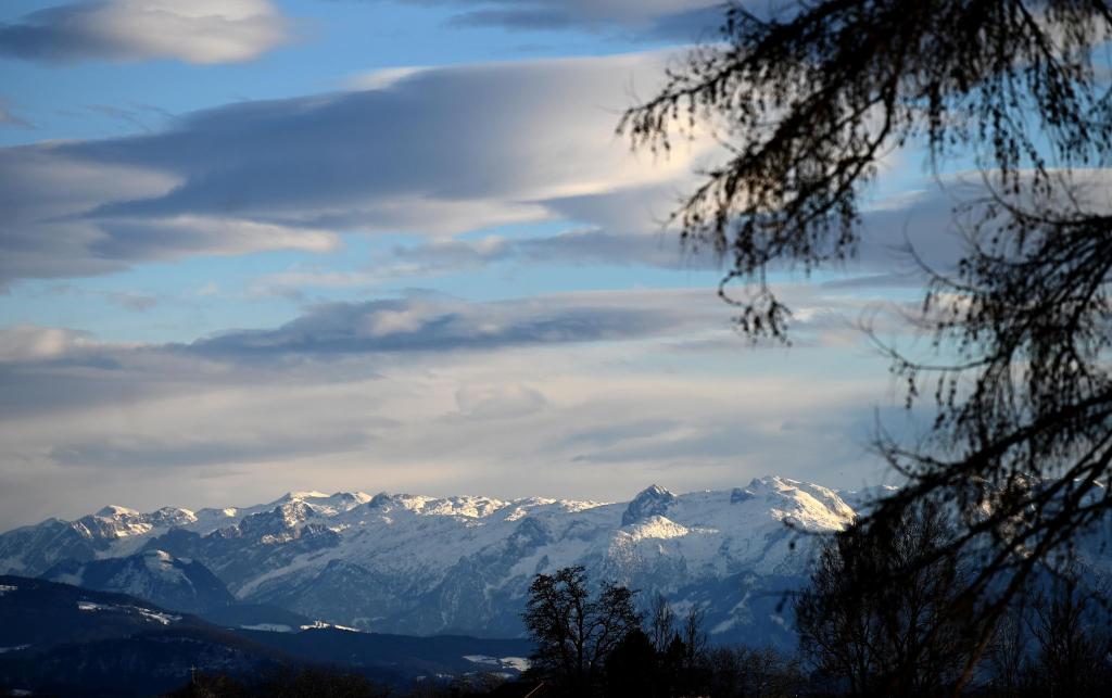 Blick aufs Tennengebirge im österreichischen Bundesland Salzburg: Eine Familie mit drei Kindern aus Baden-Württemberg steckte im Tennengebirge in einem Altschneefeld fest. - Foto: Barbara Gindl/APA/dpa
