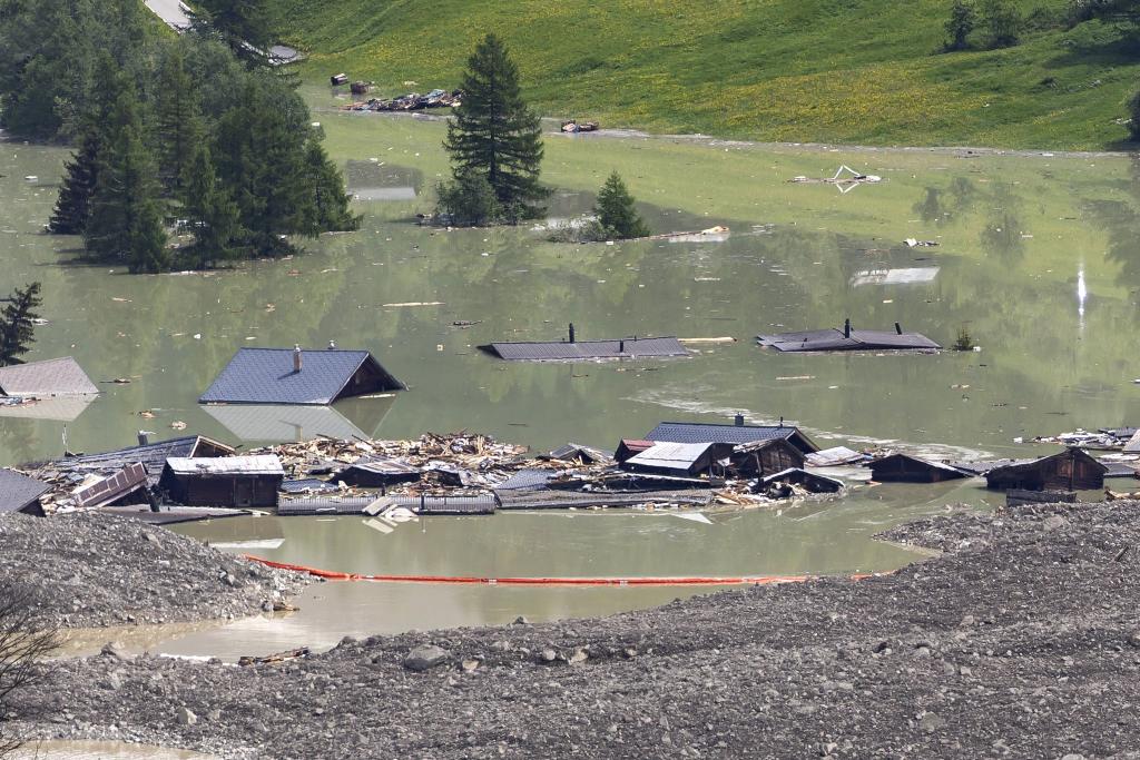 Rote Barrieren sollen Material zurückhalten, das den Abfluss der Lonza erneut verstopfen könnte. - Foto: Cyril Zingaro/KEYSTONE/dpa
