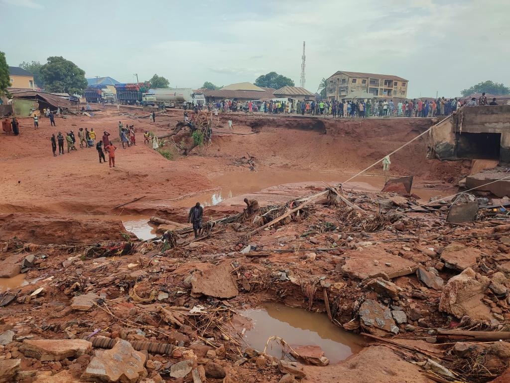 Große Zerstörungen durch eine Unwetterflut im nigerianischen Mokwa. - Foto: Chenemi Bamaiyi/AP/dpa