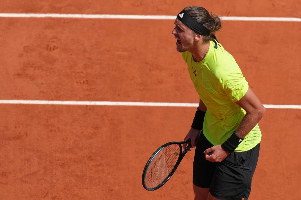 Für Alexander Zverev wird es in der zweiten Woche von Paris jetzt richtig ernst. - Foto: Christophe Ena/AP/dpa