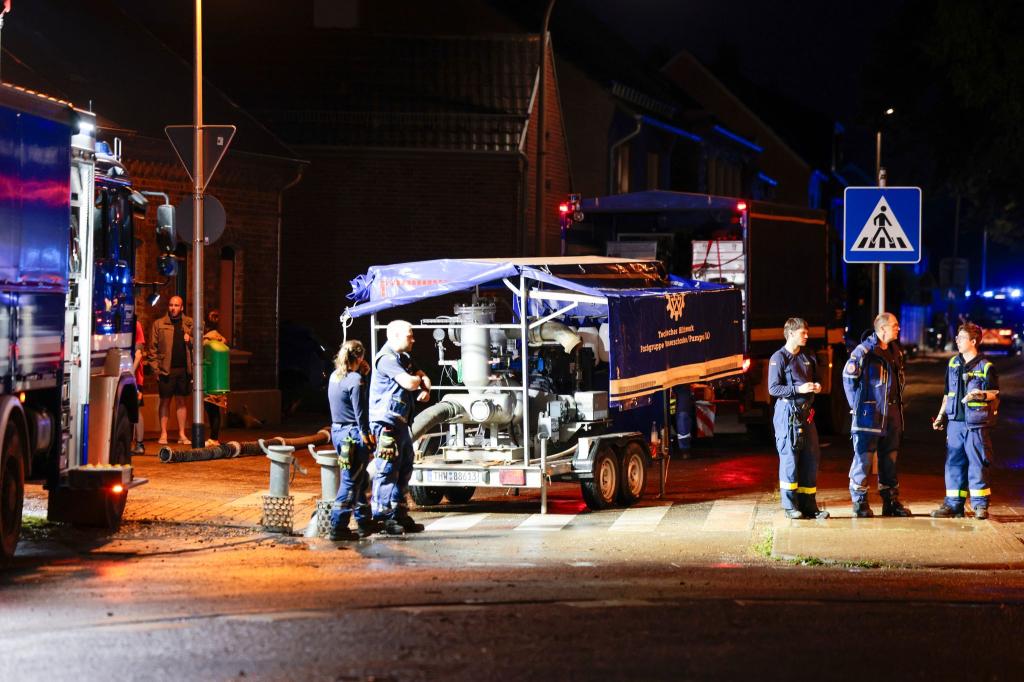 Nach dem Unwetter zeitweise ohne Strom: Erftstadt-Herrig - Foto: Thomas Banneyer/dpa