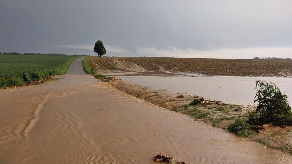 Im ganzen Land sind Einsatzkräfte wegen der Unwetter ausgerückt. - Foto: Simon Zeiher/onw-images/dpa