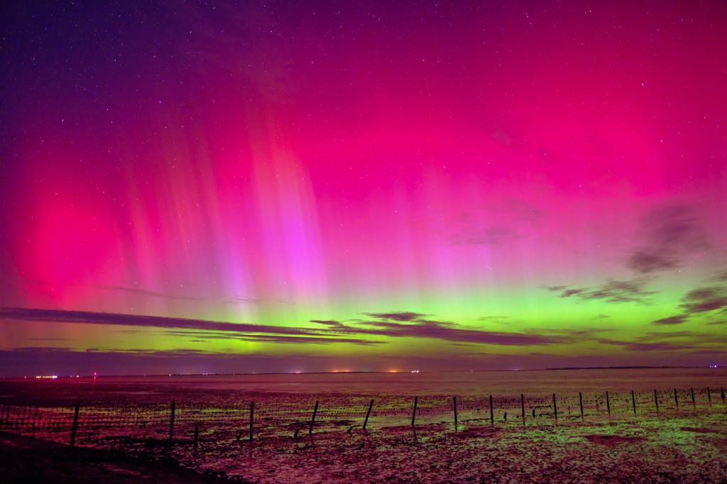 Polarlichter könnten auch in der Nacht zum Montag zu sehen sein. (Archivbild) - Foto: Markus Hibbeler/dpa