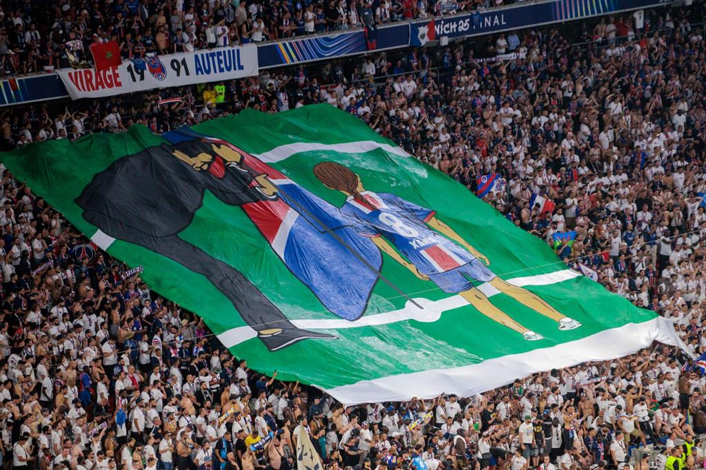 Die PSG-Fans gedenken der an Krebs gestorbenen Tochter von Coach Luis Enrique. - Foto: Oryk Haist/dpa