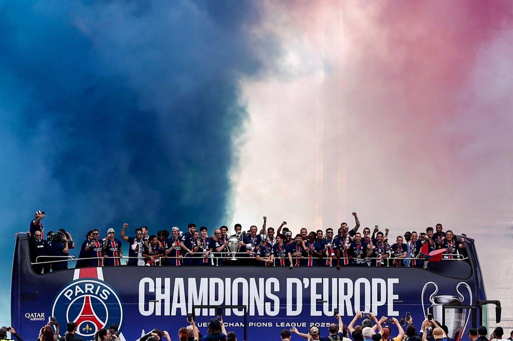 Jubelnde Sieger: Die Spieler von Paris Saint-Germain feiern in einem Bus auf der Avenue des Champs-Elysees den Triumph in der Champions League - Foto: Thibaud Moritz/AFP/dpa