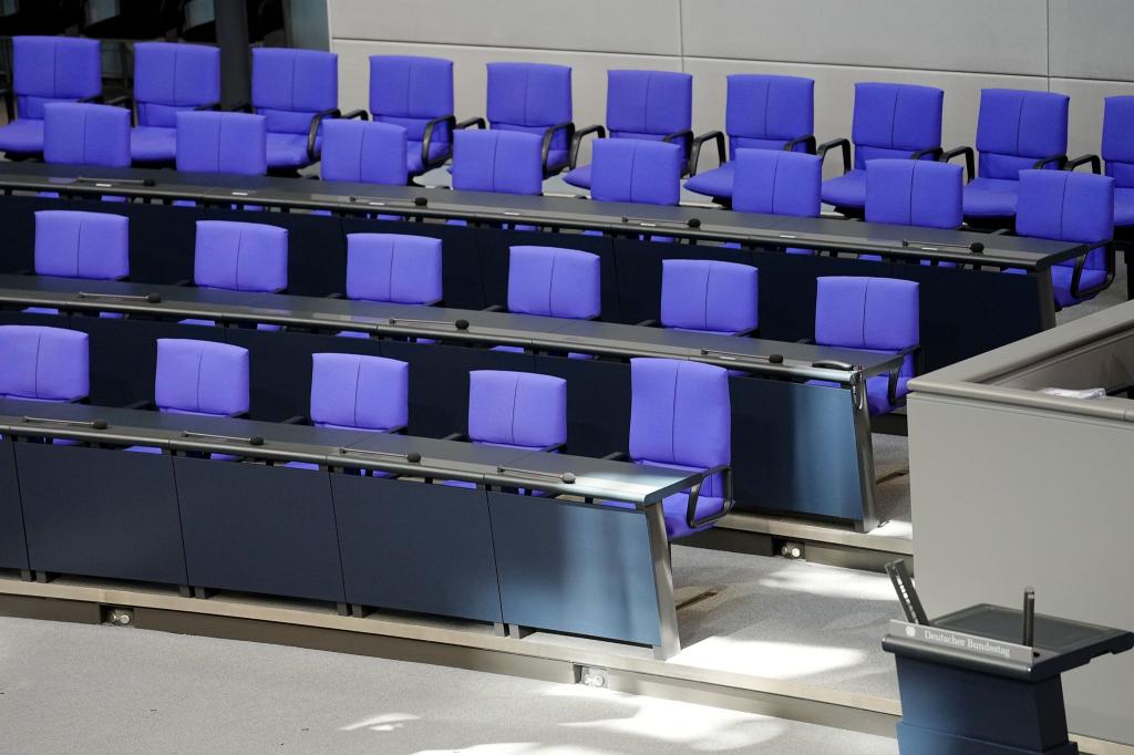 Die Regierungsbank bleibt zu oft leer, bemängelt Bundestagspräsidentin Julia Klöckner in einem Brief. (Archivbild) - Foto: Kay Nietfeld/dpa
