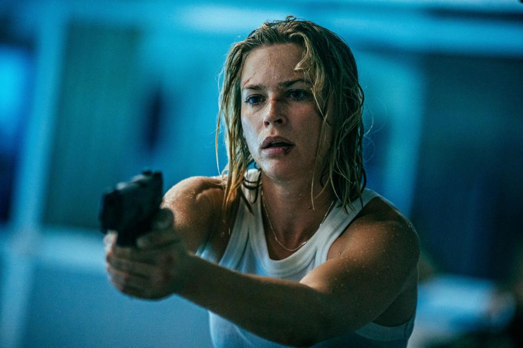 Gibt in «Exterritorial» alles: Jeanne Goursaud spielt die Ex-Elitesoldatin Sara Wulf, die um ihren Sohn kämpft. (Foto: Netflix) - Foto: Sasha Ostrov /netflix/dpa