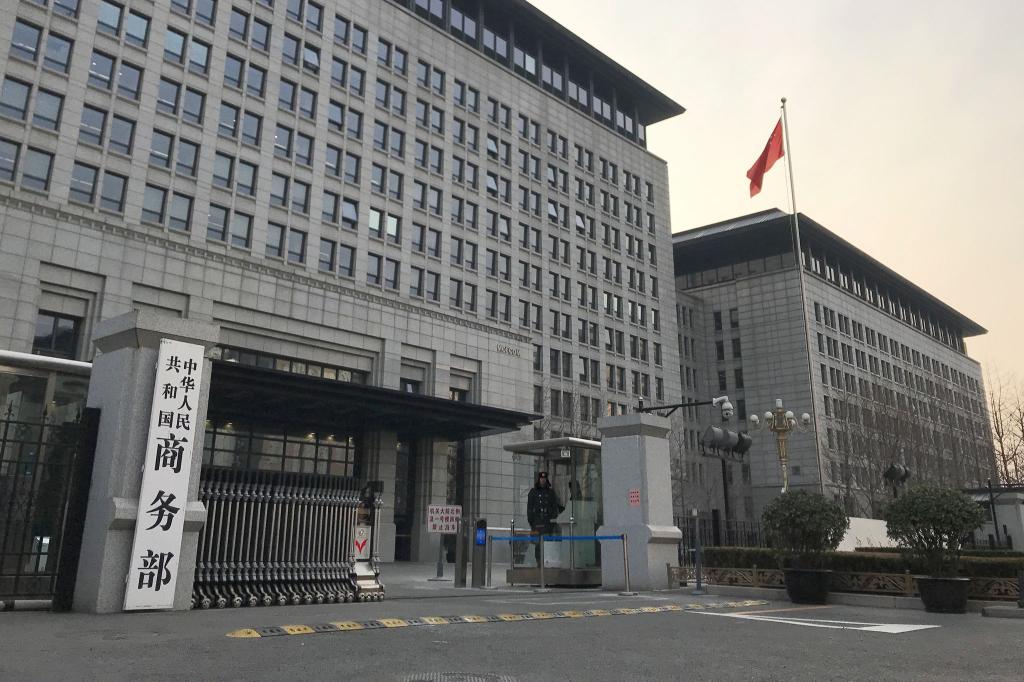 Nach Kritik von US-Präsident Trump hat das Pekinger Handelsministerium die USA seinerseits kritisiert, sich nicht an das vorläufige Abkommen im Zollstreit zu halten. (Archivfoto). - Foto: Oliver Zhang/AP/dpa