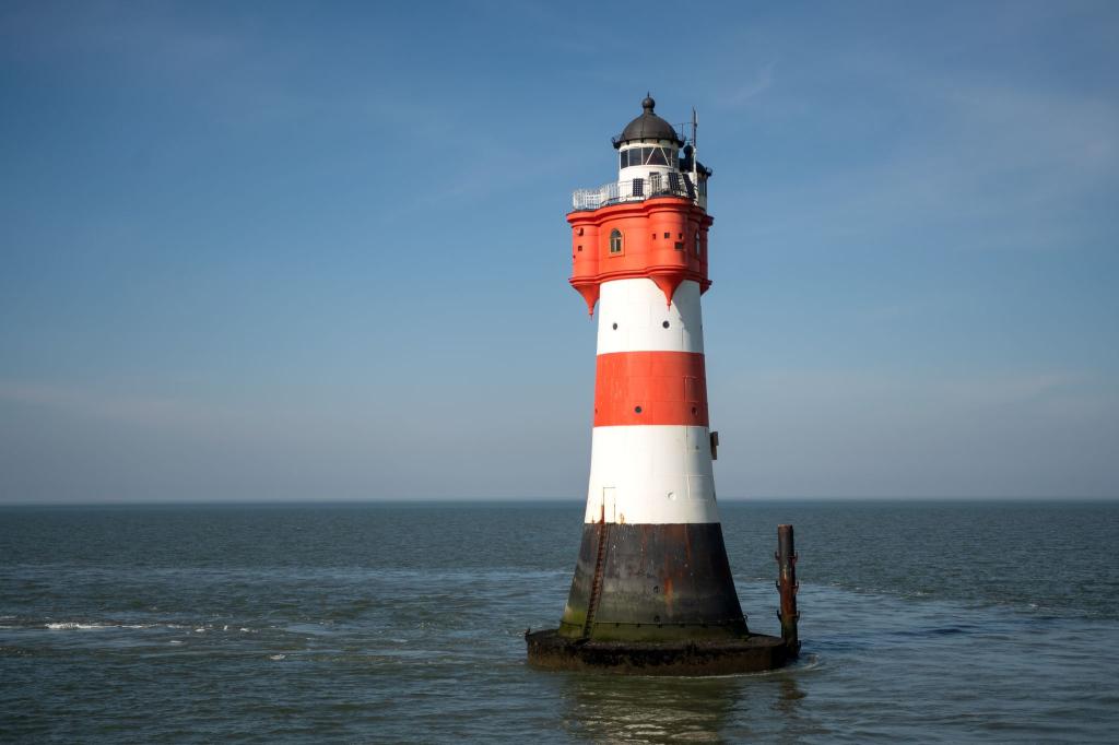 Der Leuchtturm «Roter Sand» steht in der Nordsee vor Bremerhaven. (Archivbild) - Foto: Sina Schuldt/dpa