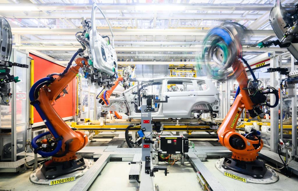 Die Autoindustrie ist ein wichtiger Abnehmer für Robotik und Automatisierung - und derzeit in einer Schwächephase. (Archivbild) - Foto: Julian Stratenschulte/dpa/dpa-tmn