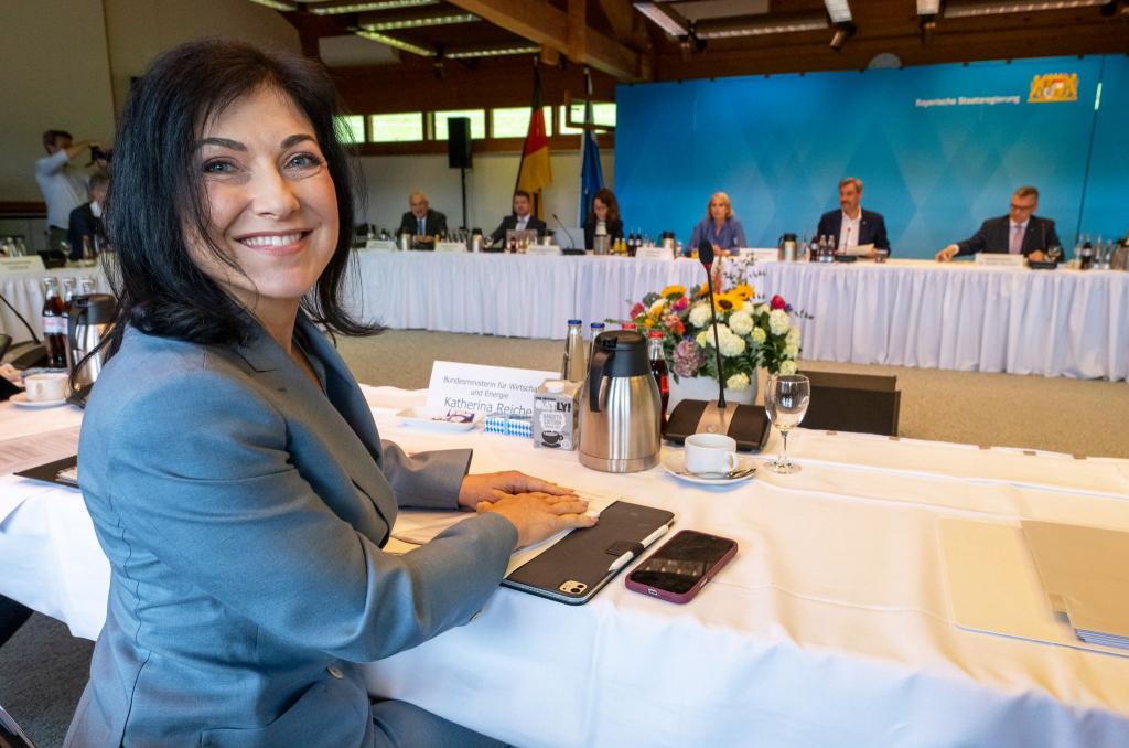 Katherina Reiche (CDU) setzt auf zusätzliche Gaskraftwerke zur Senkung der Energiekosten in Deutschland. Ein «Südbonus» soll dabei den Fokus auf Süddeutschland setzen. - Foto: Peter Kneffel/dpa