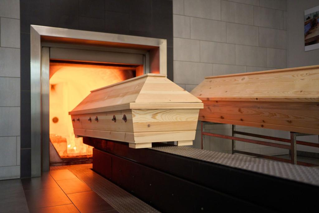 Ein Sarg wird in einem Krematorium verbrannt. (Symbolbild) - Foto: Thomas Frey/Deutsche Presse-Agentur GmbH/dpa
