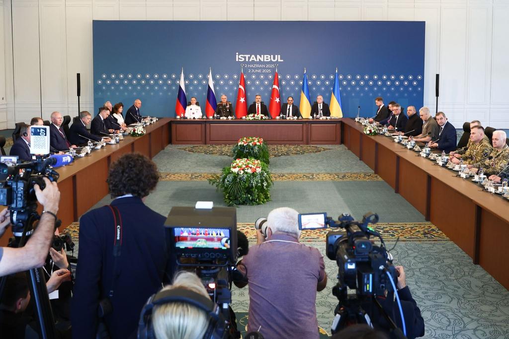 Delegationen der neuen direkten Verhandlung zwischen Russland und der Ukraine kommen unter türkischer Führung zusammen - Foto: Alexander Ryumin/TASS via ZUMA Press/dpa