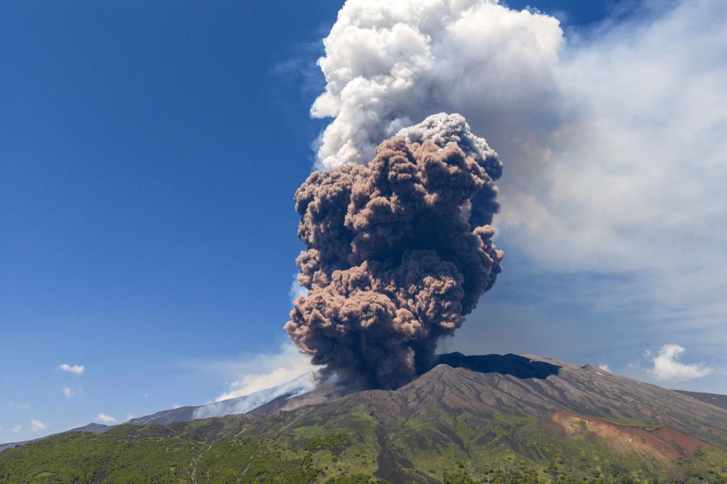 Der etwa 3.350 Meter hohe Ätna bricht mehrmals im Jahr aus und wird von Fachleuten ständig überwacht. - Foto: Giuseppe Distefano/AP/dpa