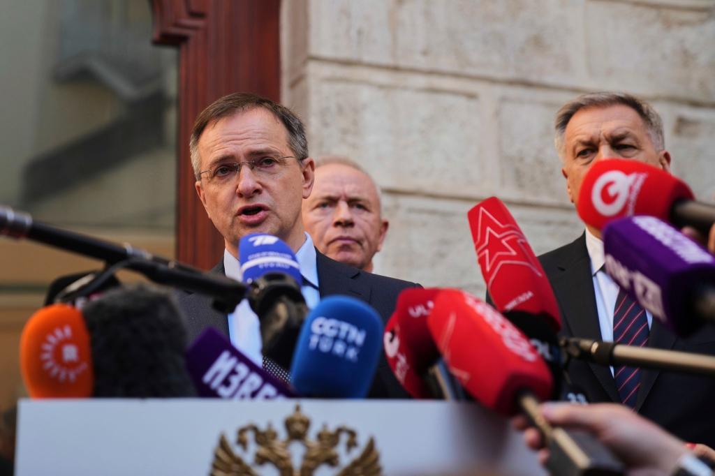 Der russische Verhandlungsführer Wladimir Medinski hat nach der zweiten Verhandlungsrunde in Istanbul Pläne für einen neuen Gefangenenaustausch bestätigt. (Archivbild) - Foto: Francisco Seco/AP/dpa