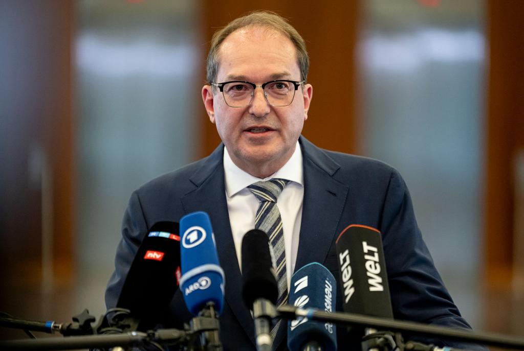 Wenige Stunden nach der Veröffentlichung der Entscheidung des Berliner Verwaltungsgerichts tritt Bundesinnenminister Alexander Dobrindt (CSU) in Berlin vor die Presse. - Foto: Fabian Sommer/dpa