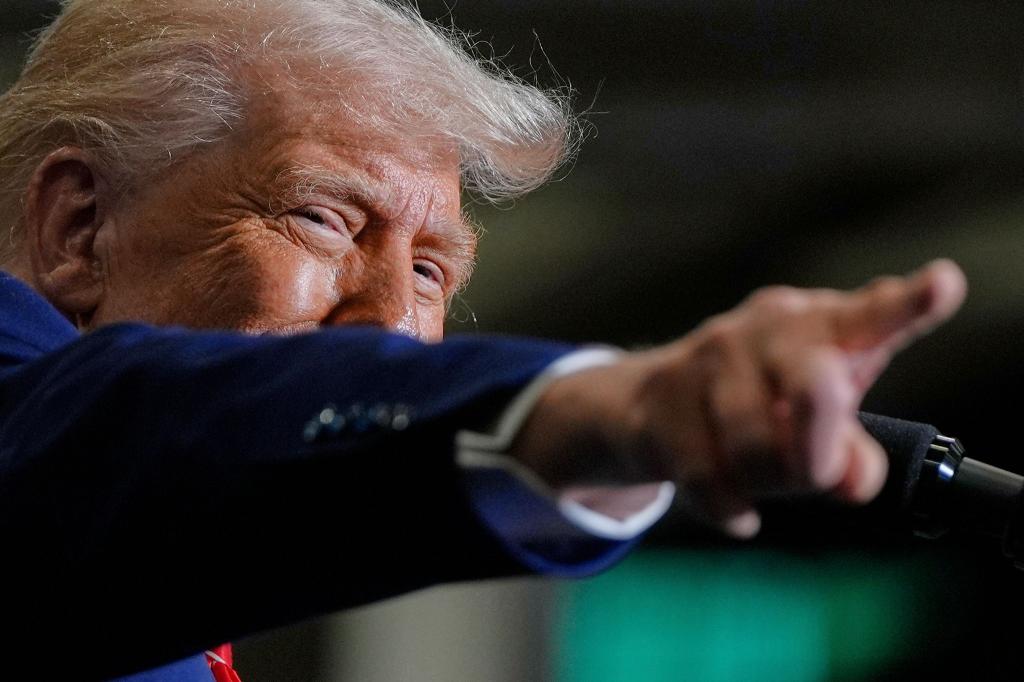 Trump verspricht sich von den neuen Zöllen eine Stärkung der heimischen Industrie. (Archivbild) - Foto: Julia Demaree Nikhinson/AP/dpa