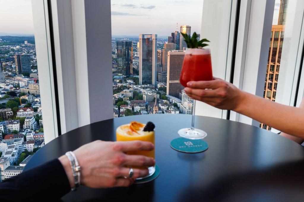 Drinks mit View: Cocktails werden in der «NFT-Skybar» vor der Kulisse der Frankfurter Skyline serviert. - Foto: Lando Hass/dpa