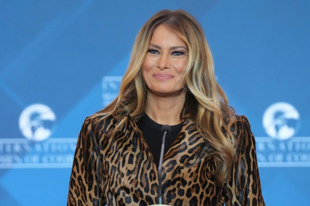 Auch US-First-Lady Melania Trump () trägt mal Leopard - hier bei einer Preisverleihung Anfang April in Washington. (Archivbild) - Foto: Jacquelyn Martin/AP/dpa