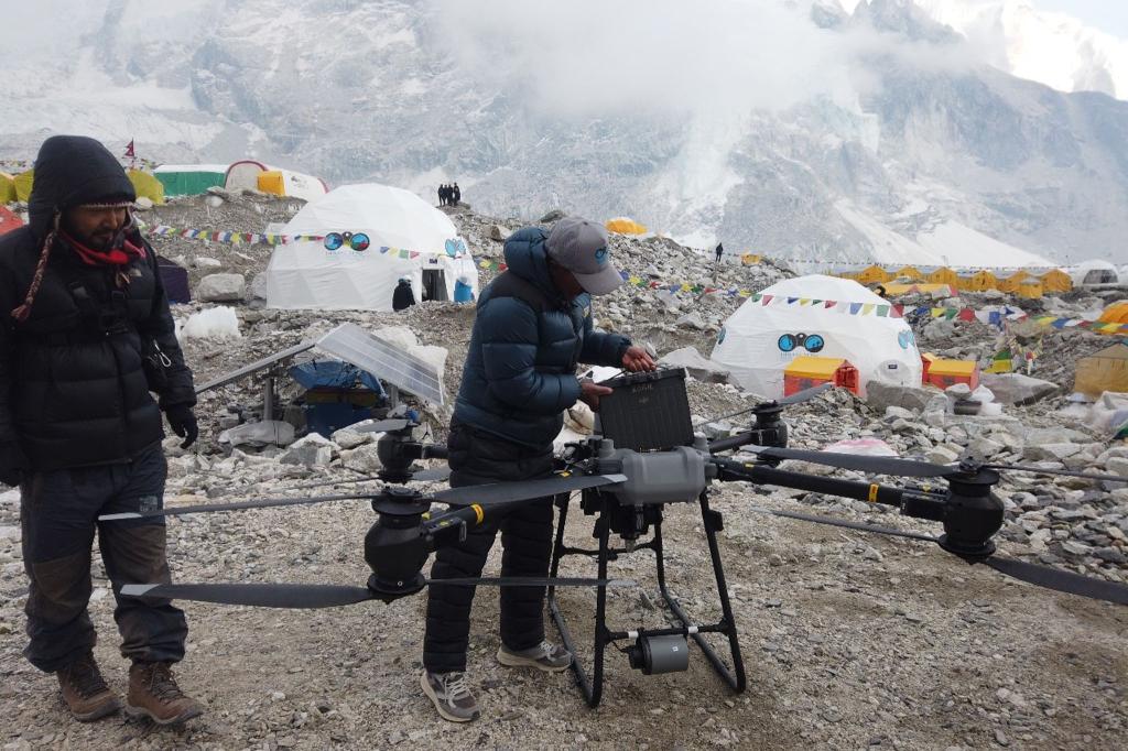 Drohnen sollen helfen, die Sicherheit am Everest zu erhöhen. - Foto: Khimlal Gautam /dpa