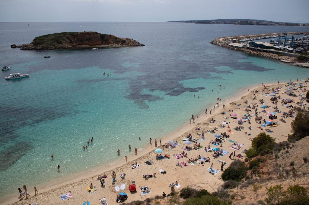 In Spanien liegen die Preise für Essengehen und Übernachtung 25 Prozent unter dem deutschen Niveau. (Archivbild) - Foto: Clara Margais/dpa