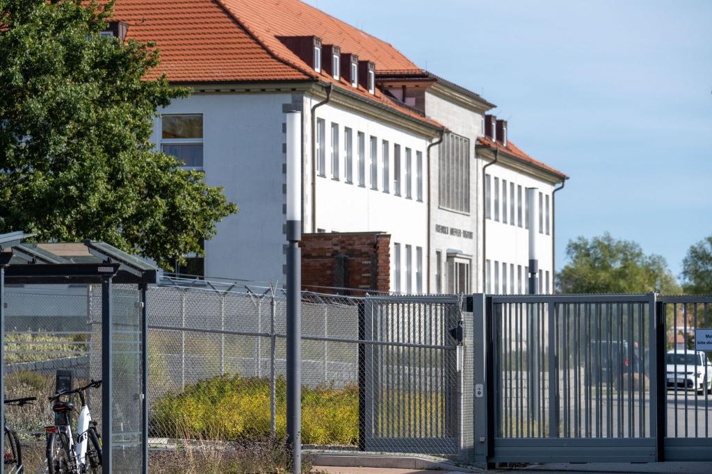 Das Friedrich-Loeffler-Institut - Bundesforschungsinstitut für Tiergesundheit auf der Insel Riems- befasst sich unter anderem mit der Ausbreitung von Stechmückenarten in Deutschland. - Foto: Stefan Sauer/dpa