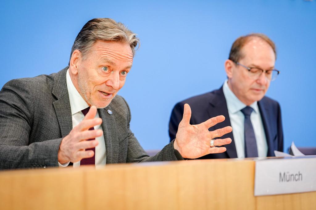 Das Bundeslagebild Cybercrime 2024 stellt BKA-Präsident Holger Münch zusammen mit Bundesinnenminister Alexander Dobrindt (CSU) vor. - Foto: Kay Nietfeld/dpa