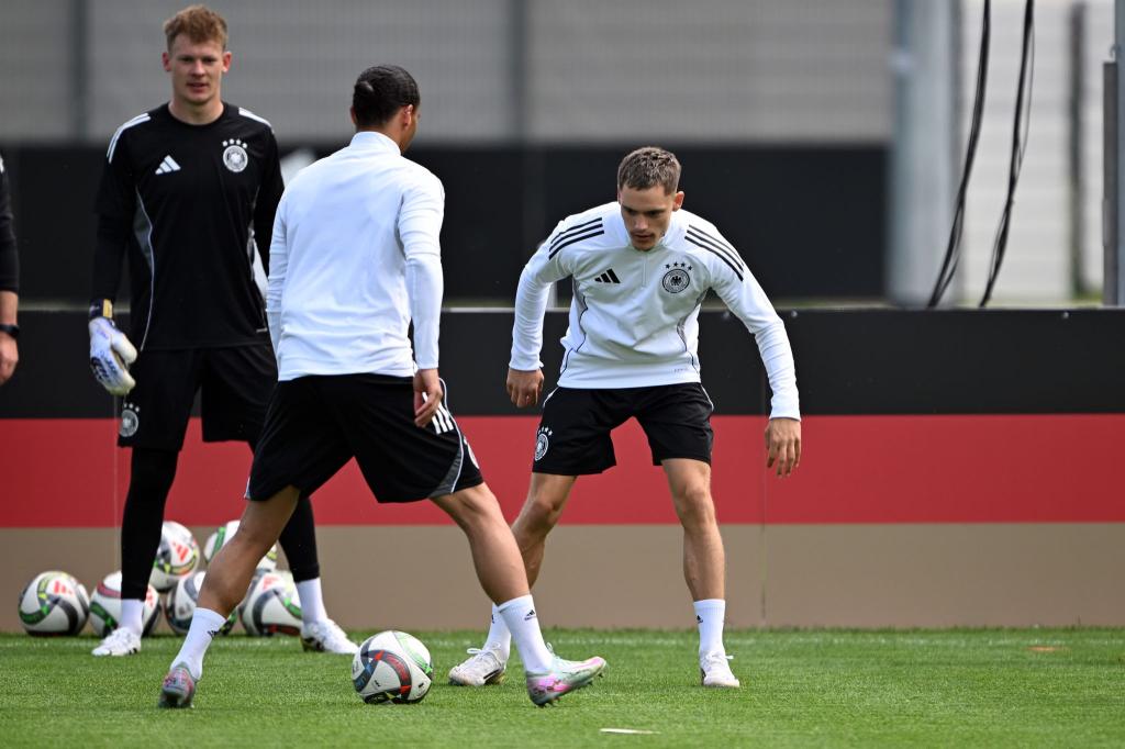 Abschlusstraining auf Top-Rasen: Florian Wirtz (r), Leroy Sané (M) und Torwart Alexander Nübel. - Foto: Federico Gambarini/dpa