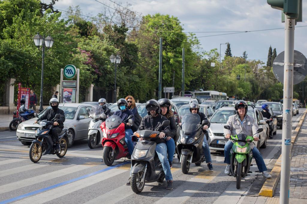 Besser mit Helm - sonst kann es in Griechenland teuer werden. - Foto: Socrates Baltagiannis/dpa