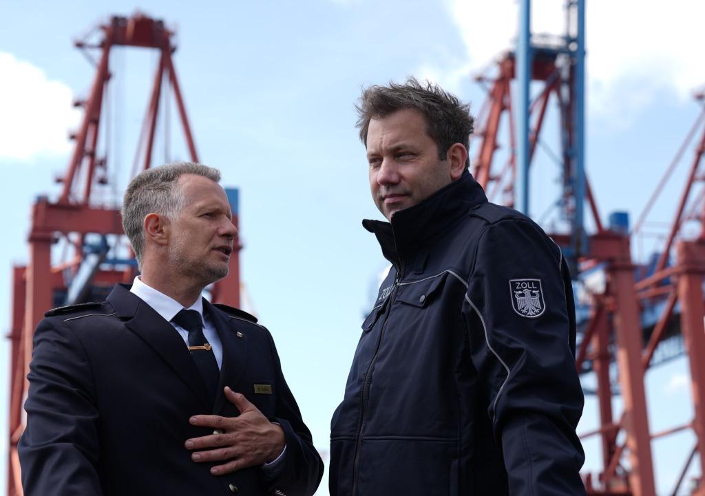 Zollpräsident Rolfink und Finanzminister Klingbeil (r) sind auf einem Schiff durch den Hamburger Hafen gefahren. - Foto: Marcus Brandt/dpa
