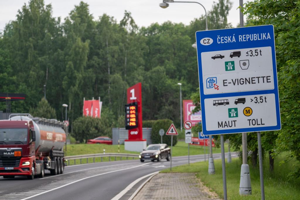 Ein Vergleich der Tankpreise lohnt sich vor allem in Grenzregionen wie hier am Übergang nach Tschechien. - Foto: Pia Bayer/dpa