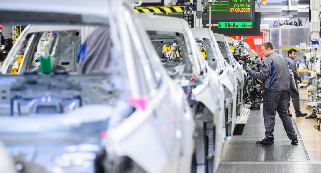 VW-Produktion in Wolfsburg: VW will bis 2030 deutschlandweit jede vierte Stelle streichen. (Archivfoto) - Foto: Julian Stratenschulte/dpa