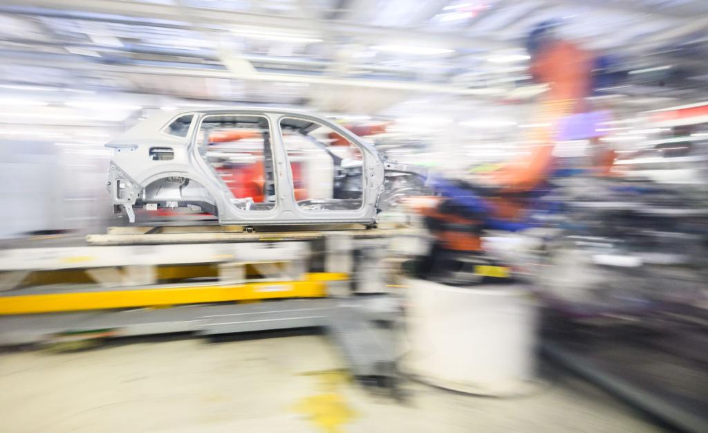 Deutsche Hersteller wie VW leiden unter schwacher Nachfrage und hohen Kosten. (Archivfoto) - Foto: Julian Stratenschulte/dpa