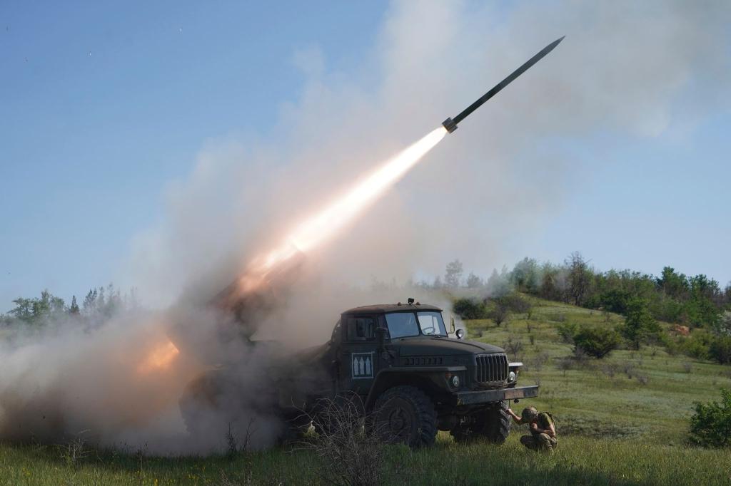 An der Front steht die Ukraine weiter stark unter Druck - Foto: Andrii Marienko/AP/dpa
