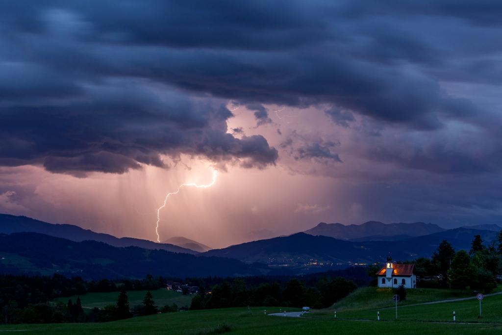 Im Süden Deutschlands sollen die Unwetter besonders heftig werden. (Archivbild) - Foto: Jan Eifert/dpa